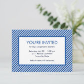 ミニマリスト青と白の斜ストライプ斜バプテスマ 招待状 (スタンド正面)