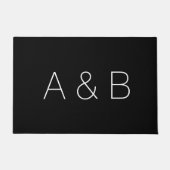 ミニマリスト黒カスタム人夫婦モノグラムイニシャル ドアマット (正面)