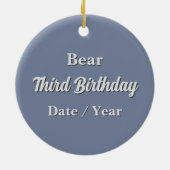 ミニマリスト3rdバースデーブルーテディベアキープサケ セラミックオーナメント (裏面)
