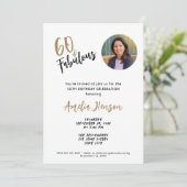ミニマリスト60＆ファビュラス フォト 60歳の誕生日 招待状 (スタンド正面)