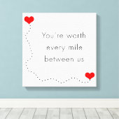 ミニマリスト「あなたは我々の間のあらゆるマイルに値する」 キャンバスプリント (インサイチュ (ウッドフロア))
