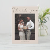 ミニマリスト エレガント ベージュ シンプル スクリプト ウェディング サンキューカード (スタンド正面)