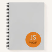 ミニマリスト オレンジ ドットイニシャル グレー ノートブック (正面)