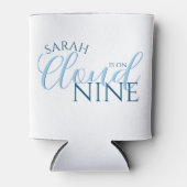 ミニマリスト クラウドナイン シンプル スクリプト ブライダル シャワー 缶クーラー (正面)