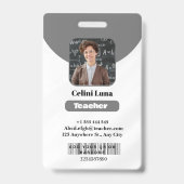 ミニマリスト グレイ 教師 フォト ID バッジ (正面)