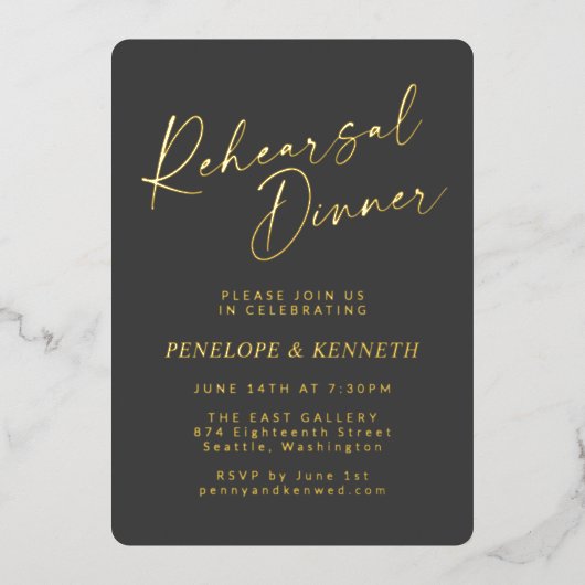 ミニマリスト スクリプト リハーサル ディナー ブラック ゴールド 箔招待状 (正面)