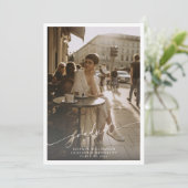 ミニマリスト スクリプト 白オーバーレイ 写真 卒業 案内状 (スタンド正面)