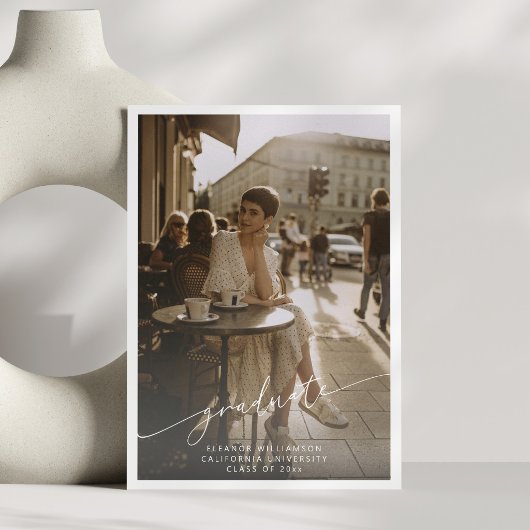 ミニマリスト スクリプト 白オーバーレイ 写真 卒業 案内状