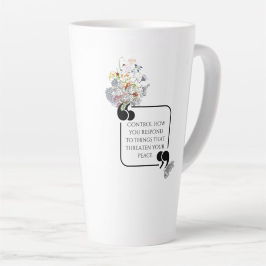 ミニマリスト・ストイック内平和図解入りの、写真付きの引用文 カフェラテマグ (右アングル)