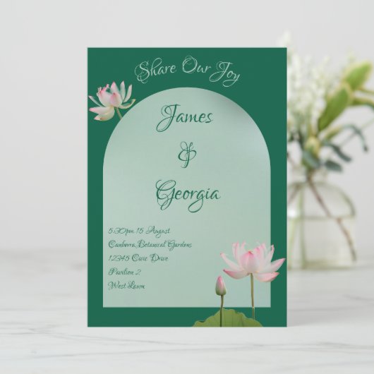 ミニマリスト ソフト ピンク & グリーン ロータス ウェディング 招待状 (スタンド正面)