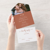 ミニマリスト テラコッタ モノグラム フォト ウェディング オールインワン招待状 (貼ってはがせる)