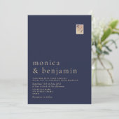 ミニマリスト ネイビーブルー ゴールド モノグラム ウェディング 招待状 (スタンド正面)