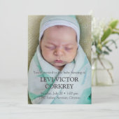 ミニマリスト フォト + グレー テキスト 赤ちゃんの祝福 招待状 (スタンド正面)