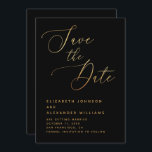 ミニマリスト ブラック&ゴールド スクリプト | フォーマル ウェディング セーブザデート<br><div class="desc">このフォーマルでミニマリストの「Save the Date」カードでスタイリッシュな印象を与えましょう。深い黒の背景に優雅なゴールドのスクリプトが特徴で、ブラックタイ、イブニング、ラグジュアリー ウェディングにふさわしい洗練さを醸します。印刷されたゴールド効果は、豪華なコントラストを加えながら、実用的で手頃な価格を実現します - 実際のホイルは使用されていません。清潔なセリフテキストは、タイムレスで読みやすいレイアウトを提供します。完全にカスタマイズ可能で、印刷カードまたはデジタル ダウンロード ファイルとして利用できるこの作品は、特別な日の優雅さを美しく反映しています。</div>