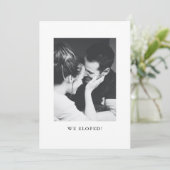 ミニマリスト ブラック ホワイト フォト 私たち つい に 婚姻 結婚 披露宴 招待状 (スタンド正面)