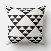 ミニマリスト ブラック＆ホワイト 幾何学的な三角形 クッション (正面)
