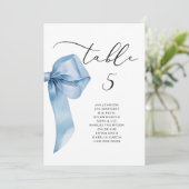 ミニマリスト ブルーボウ テーブル シーティング チャート カード (スタンド正面)