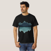 ミニマリスト ブルー ボホー 山 湖の反射 Tシャツ (正面フル)