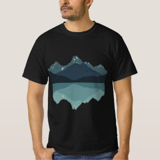 ミニマリスト ブルー ボホー 山 湖の反射 Tシャツ