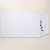 ミニマリスト ホワイト モノグラム ネーム ヒュージテキスト スクリプト ビーチタオル (正面)