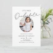 ミニマリスト リトル ミス ワンダフル 1歳の誕生日 招待状 (スタンド正面)