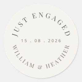 ミニマリスト「婚約しました」ステッカー | 暖かなホワイト ラウンドシール
