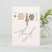 ミニマリストBoho冬の男の子の服ベビーシャワー サンキューカード (スタンド正面)