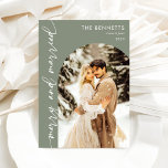 ミニマリストNewlyweds写真メリー&結婚した シーズンカード<br><div class="desc">この祝ホリデーシーズンは、写真を新婚として飾った美しくデザインされたカーお気に入りのドで愛する。セージグリーンのミニマルデザインエレガントは、フェスティバルのメッセージを伝えるシンプルタイポグラフィに加えスタイリッシュて、を補完したバックラメリーンドを提供結婚したする。 この美モダン観は、あなたの大切な瞬間に焦点を当て、洗練された心のこもった挨拶を作成する。家族や友人と休日の願いを共有するのに最適な、このカードは一緒にあなたの新しい旅の喜びをキャプチャし、休日のお祝いに暖かさとシンプルさのtouchを追加する。</div>