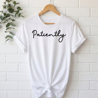 ミニマリストPatientlyシグネチャースクリプト トライブレンドTシャツ