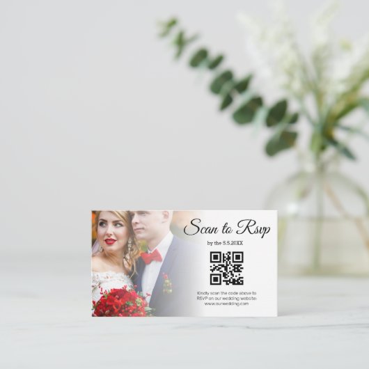 ミニマリストrsvp qrコード結婚式の日の暗い写真 エンクロージャーカード (スタンド正面)