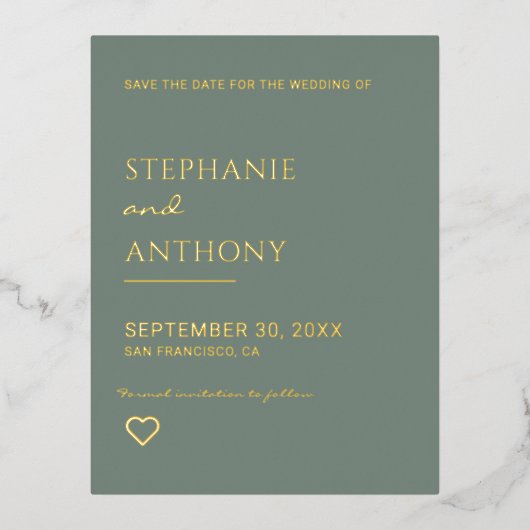 ミニマリストSage Greenと金ゴールド結婚ハート 箔招待状ポストカード (正面)