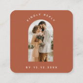 ミニマリストTerracottaアーチ写真QRコードRSVP愛 エンクロージャーカード (裏面)