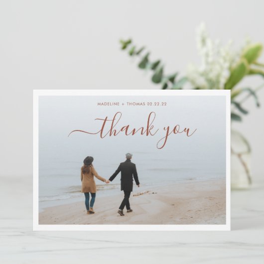 ミニマリストTerracottaスクリプト(2枚の写真結婚) サンキューカード (スタンド正面)