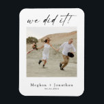 ミニマリズムウェディング エロープメント レセプション フォト マグネット<br><div class="desc">モダンでミニマルなデザインに、魅力的なカリグラフィーと写真がアクセント。 あなたのエロープメントと、友人や家族と一緒に祝う招待を発表するのにぴったり。 名前や詳細、好きな写真に簡単にカスタマイズできます。</div>