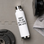 ミニマルおもしろい引用文ドリンク水と名前 ウォーターボトル<br><div class="desc">あなた自身の書引用文やおもしろい保にカスタマイズ可能な文字やリストされた水は、あなたの愛する人がより多くの名前を飲むことを奨励するために1つ、あなたはラクダではない。水を飲め！」</div>