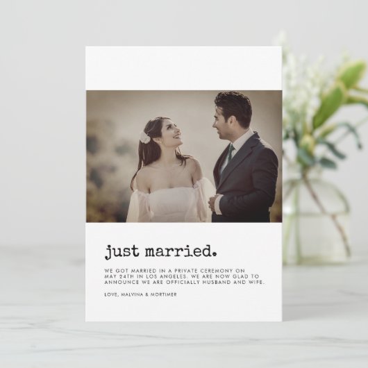ミニマルたった今結婚しましたタイプライターフォントフォトカード 招待状 (スタンド正面)