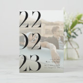 ミニマルでおしゃれな黒と白の「Save the date」 招待状 (スタンド正面)