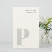 ミニマルでプレーンなモダングレーのモノグラム名タイトル 便箋 (スタンド正面)