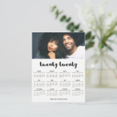 ミニマルでモダンなタイポグラフィの2020年の写真のカレンダー ポストカード (スタンド正面)