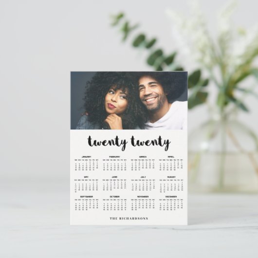 ミニマルでモダンなタイポグラフィの2020年の写真のカレンダー ポストカード (スタンド正面)