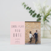 ミニマルでモダンな写真 新しい結婚式の日程 ポストカード (スタンド正面)