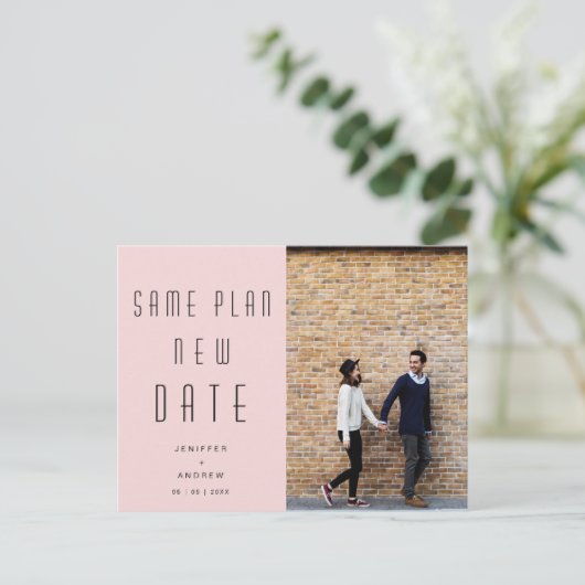 ミニマルでモダンな写真 新しい結婚式の日程 ポストカード (スタンド正面)