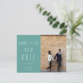 ミニマルでモダンな写真 新しい結婚式の日程 ポストカード (スタンド正面)