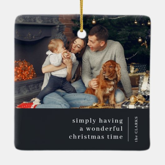 ミニマルなクリスマス |木炭グレーの家族写真 セラミックオーナメント (裏面)