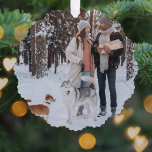 ミニマルなクリスマス | Scandi石板グレー写真 オーナメントカード<br><div class="desc">「スタイリッシュスカンジナビアののでミニマルはモダン、石板グレーの特徴色と白で家族の名前のための手書きのスクリプトフォントと組み合わモダンせメリー、スタイル引用文"すべて明るく"と休日のオーナメント。挨拶や名前は個人のカスタマイズtouchに簡単に使用できる。トレンディー、ミニマルコンテンポラリーリスト、デザインが今年のホリデーシーズンを目立つ！表示される画像はイラストレーション目的のためにのみ自分の写真に置き換えられる。このプレースホルダイメージは、雪の中で木を集める幸せな若いカップルの犬、ハスキーと小さなテリアと一緒に。</div>