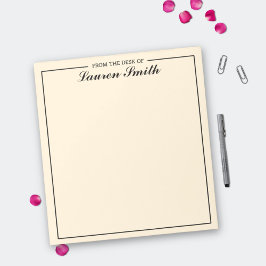 ミニマルなクリームエレガントの机から ノートパッド