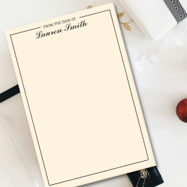 ミニマルなクリームエレガントの机から ポストイット