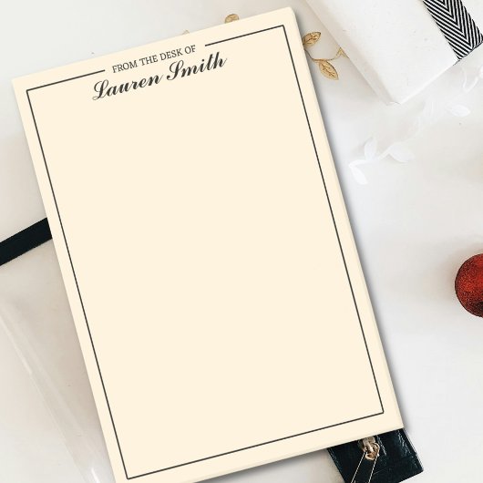 ミニマルなクリームエレガントの机から ポストイット