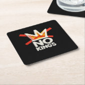 ミニマルなクリーンなデザインの反君主制「No Kings」 スクエアペーパーコースター (アングル)