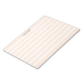 ミニマルなクリーンライトピンクストライプクのパターン11x8.5 ノートパッド (アングル)